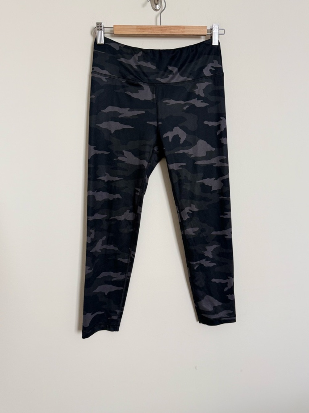 Athleta Girl Black Camo High Rise Capri Leggings XXL/16 - Picture 5 of 8